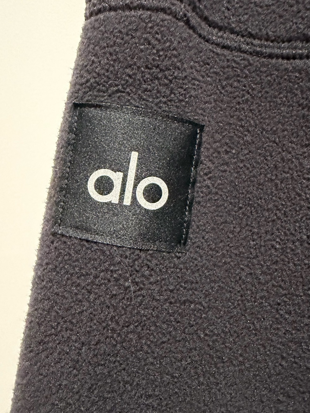 Auth. ✅ NWOT ALO Yoga Polar Fleece Retreat Cover- Up in “Black” Size Medium🖤 - Picture 10 of 10